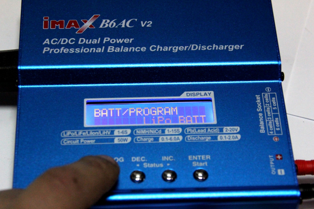Процесс зарядки аккумулятора NiMh на полуавтоматическом ЗУ изображение
