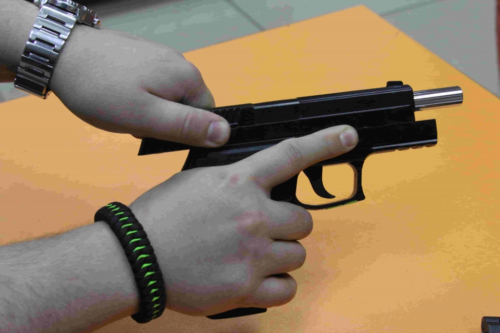 Взвод спрингового пистолета изображение